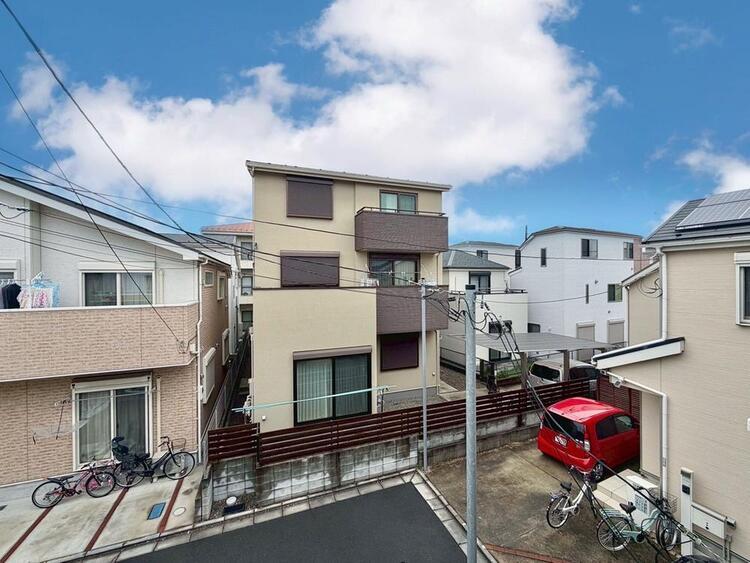 バルコニー 窓を開けると広がる青空。心をリフレッシュして日々を過ごしていきましょう。