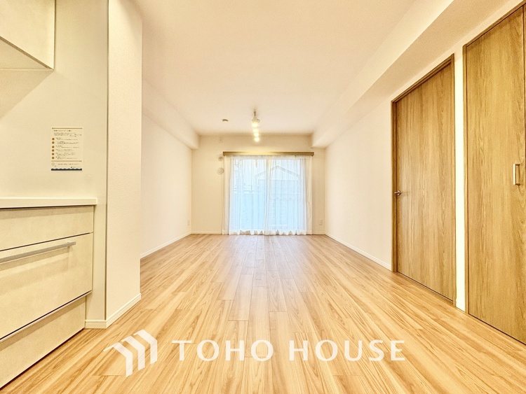 内装 大きなリビングは、高級感漂う設えとゆとりある広さで安心をもたらす特別な場所。暮らしの中心にふさわしい空間です。