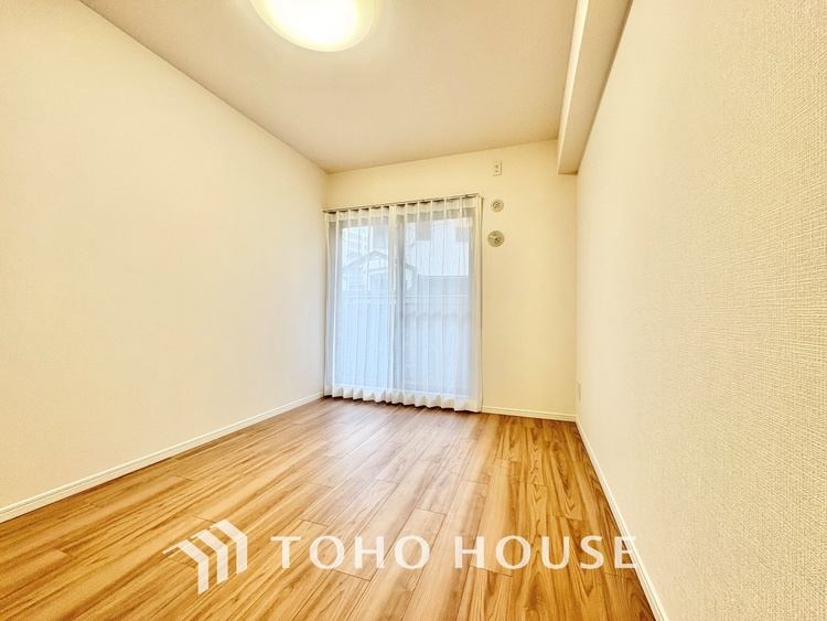 内装 堂々とした広さを誇るリビングは、優雅な開放感と安心感を兼ね備えた上質な空間。ご家族の時間を一層贅沢に演出します。