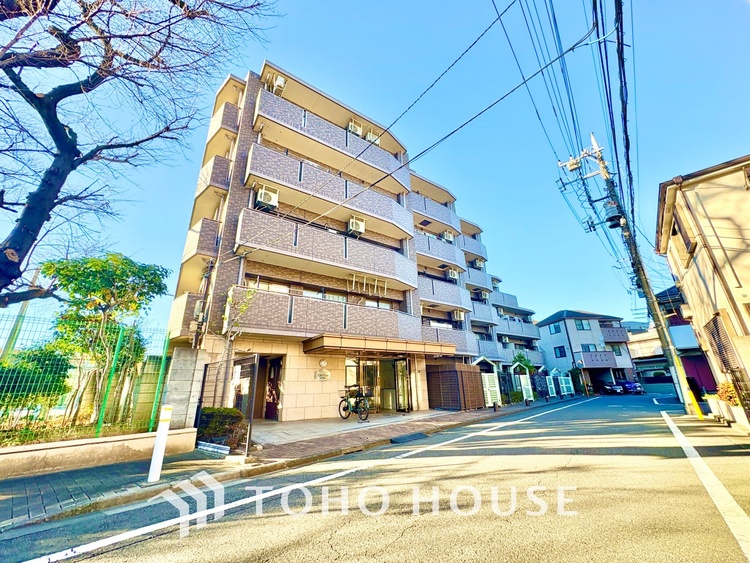 外観 堂々とした広さを誇るリビングは、優雅な開放感と安心感を兼ね備えた上質な空間。ご家族の時間を一層贅沢に演出します。