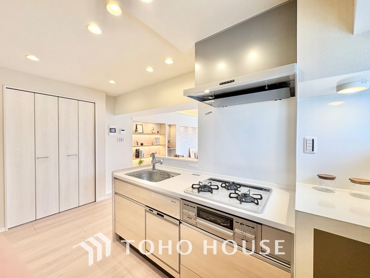 キッチン 時を超えて愛されるデザインが、日常を特別なひとときへと昇華させます。この場所から、心満たされる豊かな食卓が始まります。