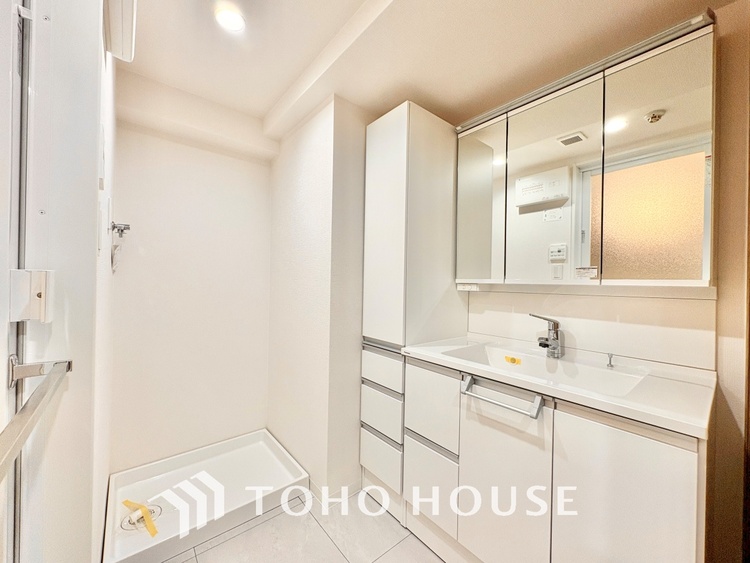 洗面 清潔感あふれる洗面化粧台で、毎日の身支度を快適にサポートします。