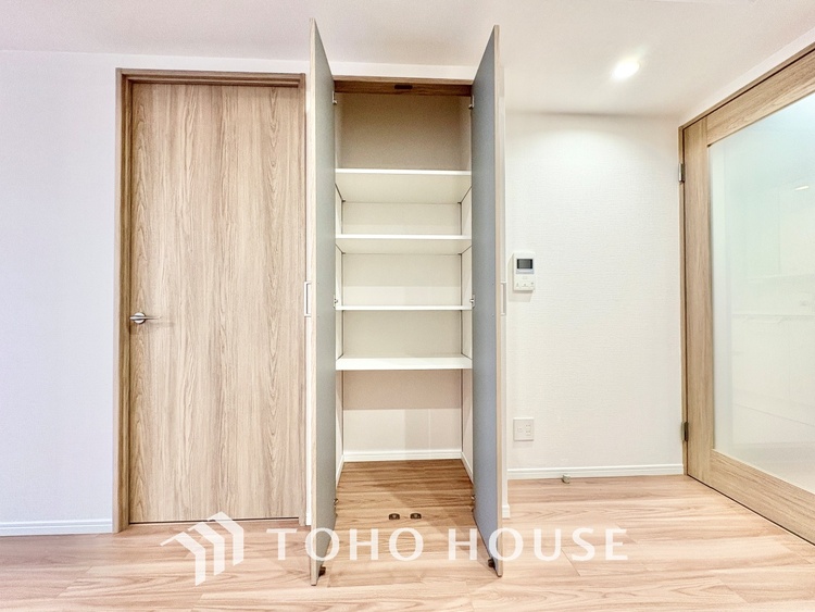 収納 無駄を削ぎ落としたミニマルなデザインが、空間に静謐な美しさをもたらします。研ぎ澄まされた感性を満たす場所です。