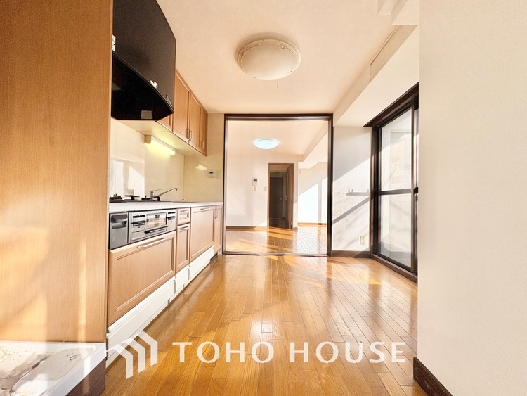 内装 ここにはみんなが集い、食事と楽しい会話が始まる。話に夢中になりすぎて、ついつい時を忘れ夜半過ぎになってしまう。そんな束の間の幸せを感じさせてくれる場所でありたい。