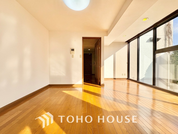 内装 ここにはみんなが集い、食事と楽しい会話が始まる。話に夢中になりすぎて、ついつい時を忘れ夜半過ぎになってしまう。そんな束の間の幸せを感じさせてくれる場所でありたい。