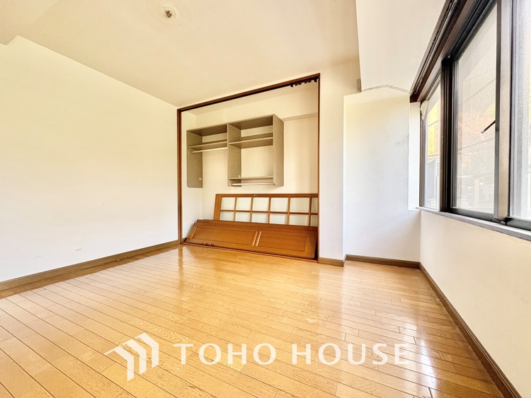 内装 堂々とした広さを誇るリビングは、優雅な開放感と安心感を兼ね備えた上質な空間。ご家族の時間を一層贅沢に演出します。