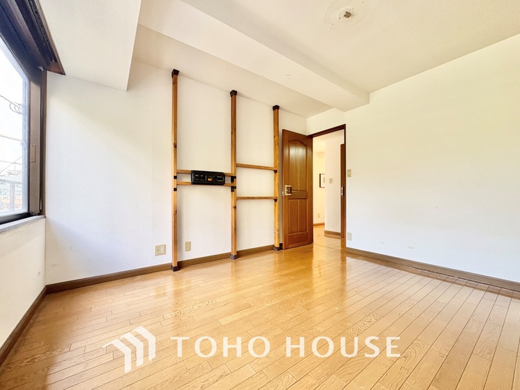 内装 堂々とした広さを誇るリビングは、優雅な開放感と安心感を兼ね備えた上質な空間。ご家族の時間を一層贅沢に演出します。