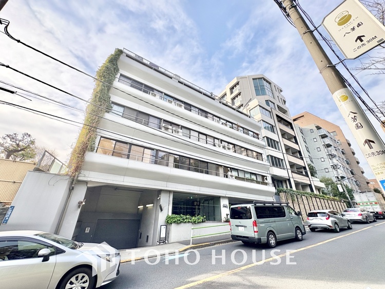 外観 堂々とした広さを誇るリビングは、優雅な開放感と安心感を兼ね備えた上質な空間。ご家族の時間を一層贅沢に演出します。