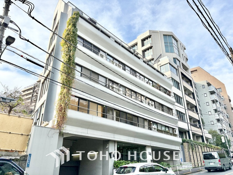 外観 明るく大きなリビングは、家族の安心と快適を育む空間。のびやかな広さが毎日の暮らしをより豊かに彩ります。