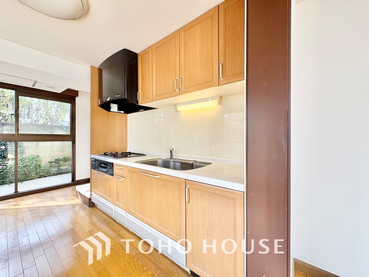 キッチン 上質な素材に囲まれたキッチンは、穏やかな時間が流れる特別な空間。洗練された料理が生まれる場所です。