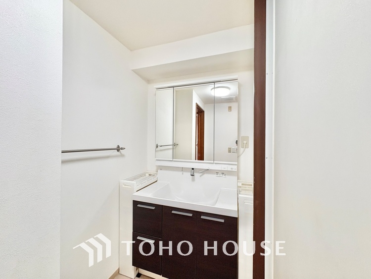 洗面 清潔感あふれる洗面化粧台で、毎日の身支度を快適にサポートします。