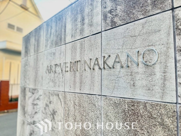 エントランス 陽溜まりの温もりを感じ、ふわりと寄り添う太陽の妖精たちが自然と僕達を微睡ませる。うとうとしたい訳ではないがそんな時間が嫌いじゃない自分がここにいる。