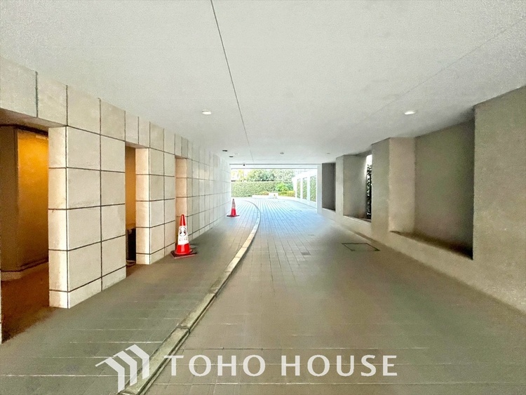 エントランス 住まいの未来は美しい。理想を超えた毎日へ。ここには地上から遠く離れた静穏や時を忘れる感動があり空に残る白い航跡だけが時の流れを伝えます