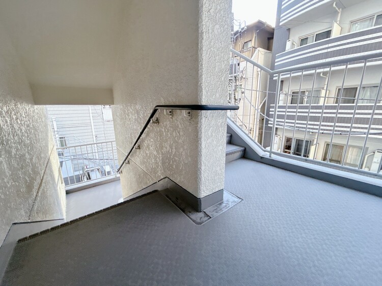 その他 共用部の階段です。明るく清潔に管理されています。