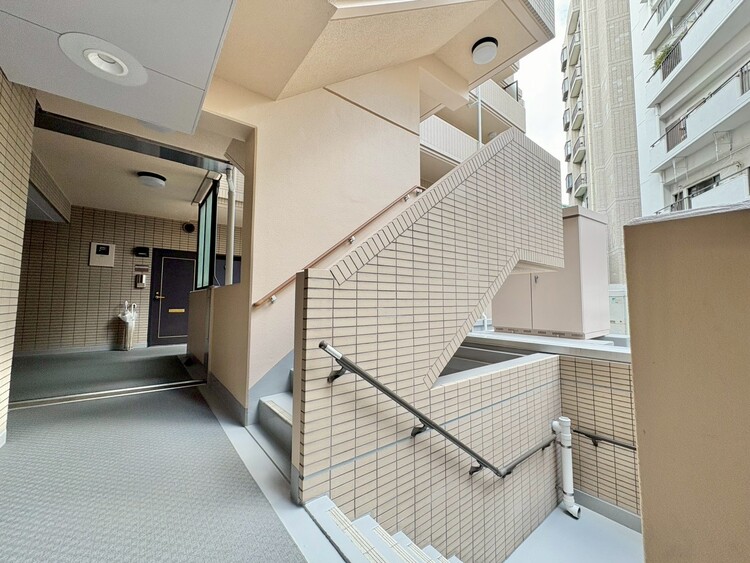 その他 共用部の階段です。明るく清潔に管理されています。