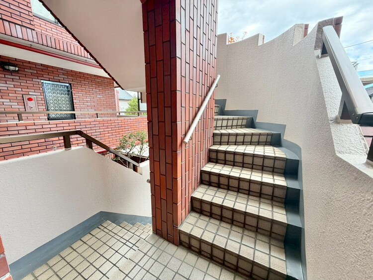 その他 共用部の階段です。明るく清潔に管理されています。