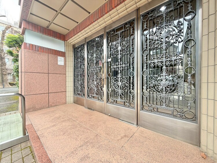 その他 上質感漂う玄関アプローチです。