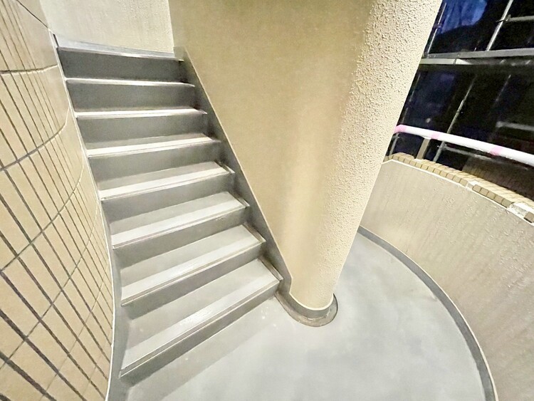 その他 共用部の階段です。明るく清潔に管理されています。