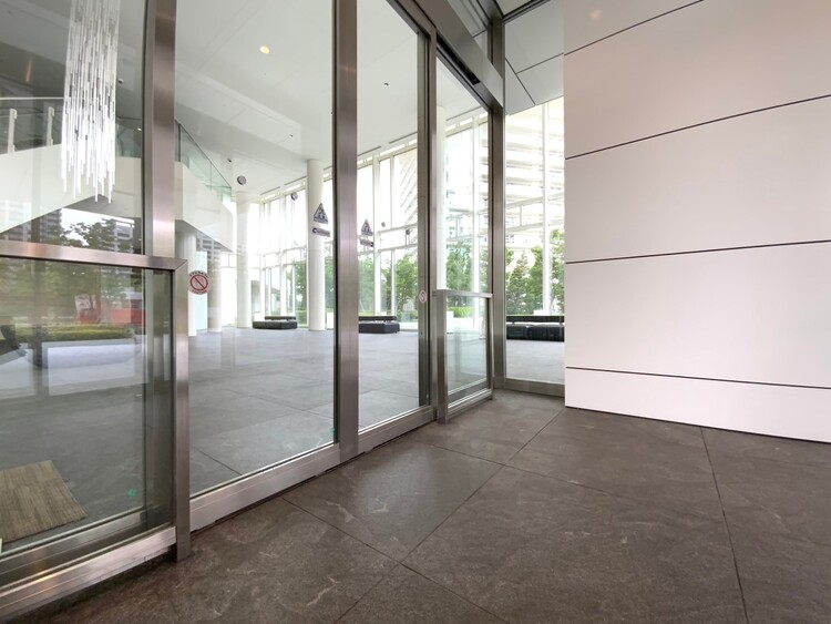 エントランス 綺麗に整備されており、行き届いた管理体制をうかがわせます。