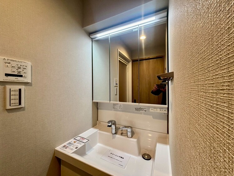 その他 清潔感を感じられる洗面化粧台。