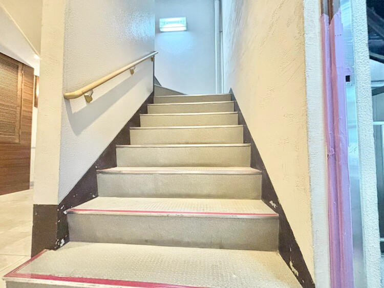 その他 共用部の階段です。明るく清潔に管理されています。