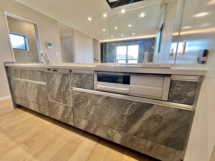 キッチン スマートな意匠と充実の機能を備えたキッチンが、暮らしにおいしい彩りを添えます。