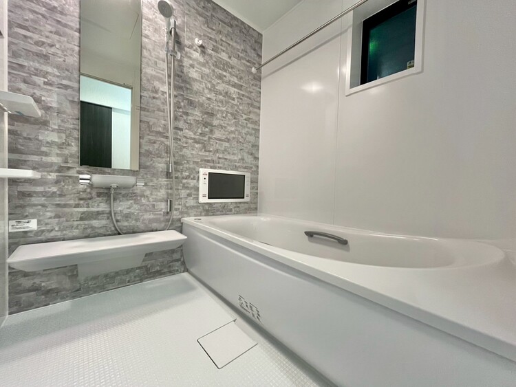 風呂 一日の疲れを癒すバスルームは、心地よいリラックスを叶える清潔感溢れる空間です。