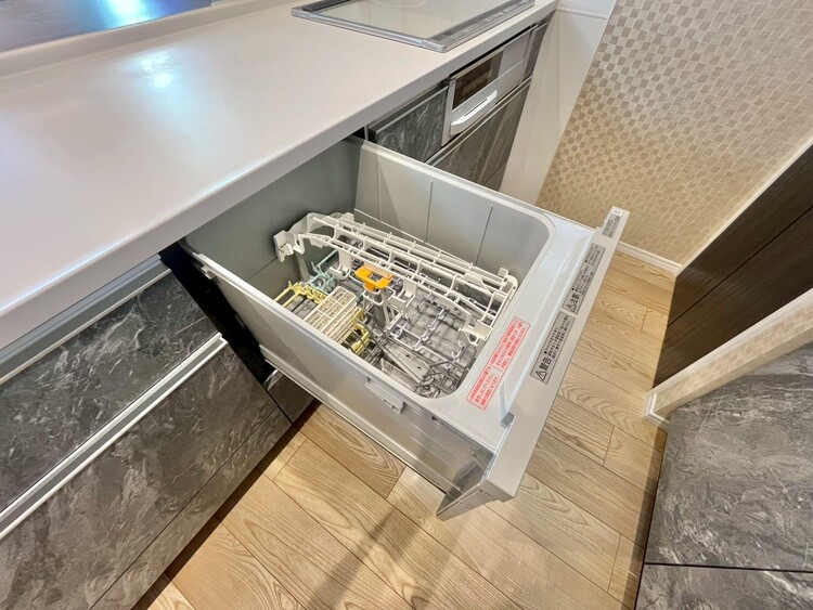 設備 家事の時短に役立つ食洗機。省スペースのビルトインタイプを採用致しました。