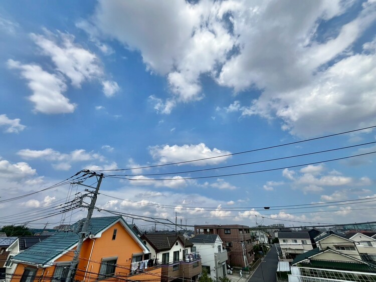バルコニー 窓を開けると広がる青空。心をリフレッシュして日々を過ごしていきましょう。