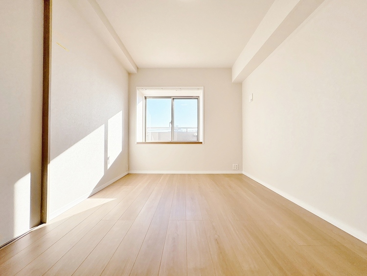 寝室 ベッドも十分に設置するスペースがあります。