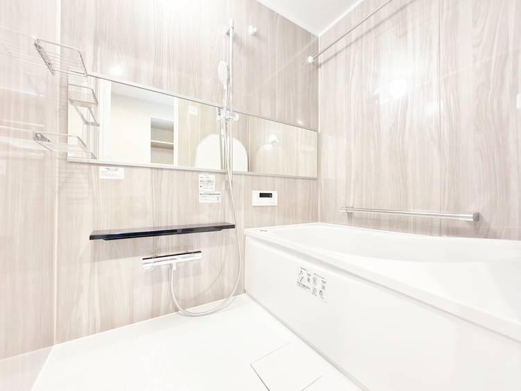 風呂 一日の疲れを癒すバスルームは、心地よいリラックスを叶える清潔感溢れる空間です。