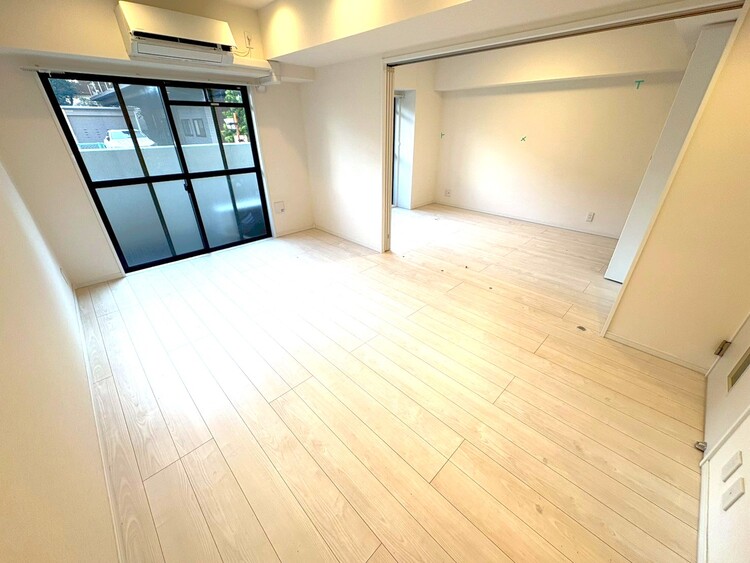 居間 忙しく過ぎゆく日常を置き去るほど、ゆったりした時間が流れるリビング。