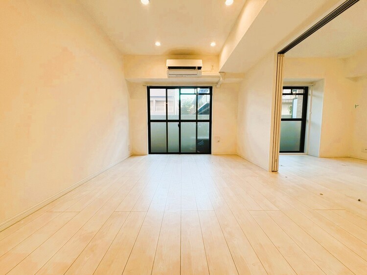 居間 居心地の良い空気感は、暮らしのステージを彩り、心からのやすらぎと満足感を与えてくれます。