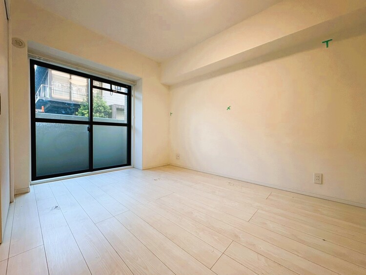 居間 ベッドも十分に設置するスペースがあります。