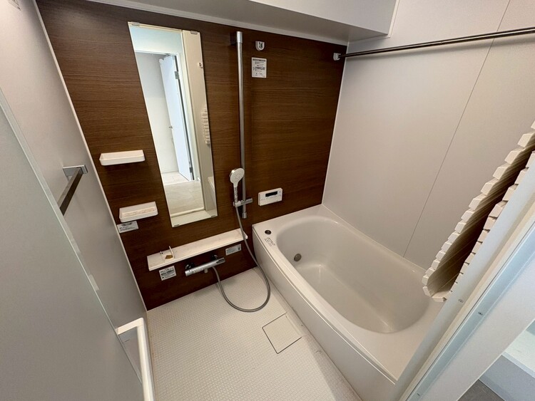 風呂 一日の疲れを癒すバスルームは、心地よいリラックスを叶える清潔感溢れる空間です。