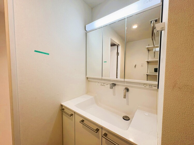 洗面 何かと物が増える場所だからこそ、スッキリと見映えの良い空間に。