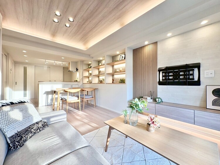 居間 忙しく過ぎゆく日常を置き去るほど、ゆったりした時間が流れるリビング。