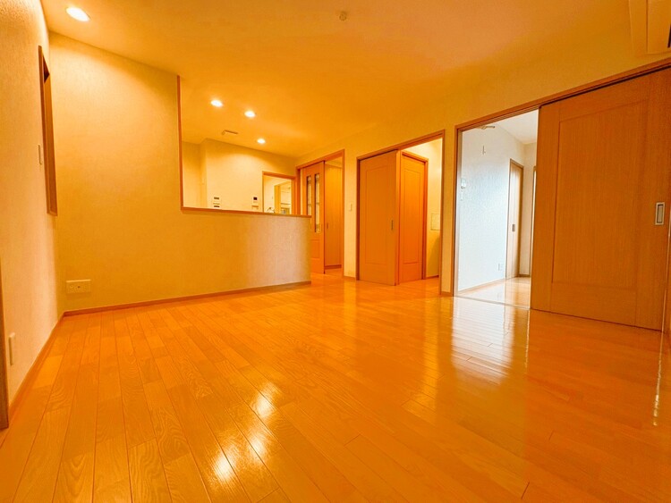 居間 居心地の良い空気感は、暮らしのステージを彩り、心からのやすらぎと満足感を与えてくれます。