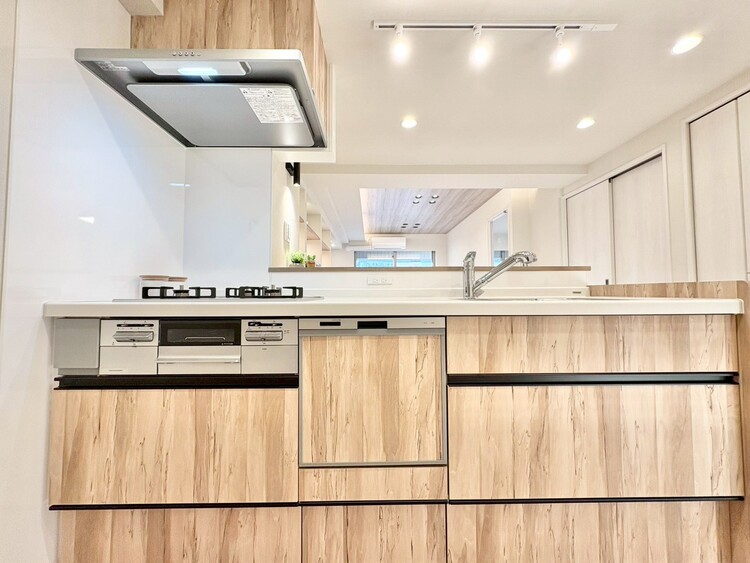 キッチン スマートな意匠と充実の機能を備えたキッチンが、暮らしにおいしい彩りを添えます。