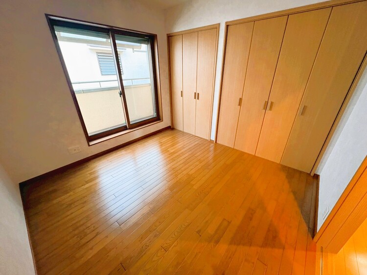 寝室 ベッドも十分に設置するスペースがあります。