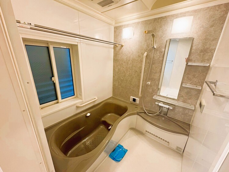 風呂 一日の疲れを癒すバスルームは、心地よいリラックスを叶える清潔感溢れる空間です。