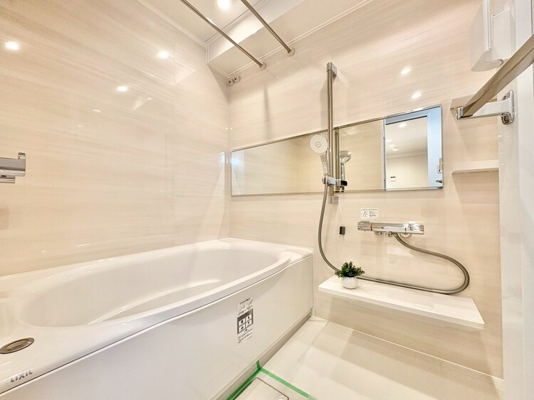 風呂 一日の疲れを癒すバスルームは、心地よいリラックスを叶える清潔感溢れる空間です。