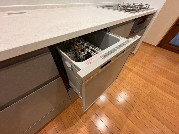 設備 家事の時短に役立つ食洗機。省スペースのビルトインタイプを採用致しました。