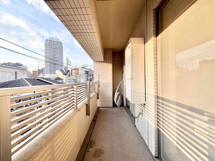 バルコニー 暮らしの中で、光と風を演出してくれるバルコニー。