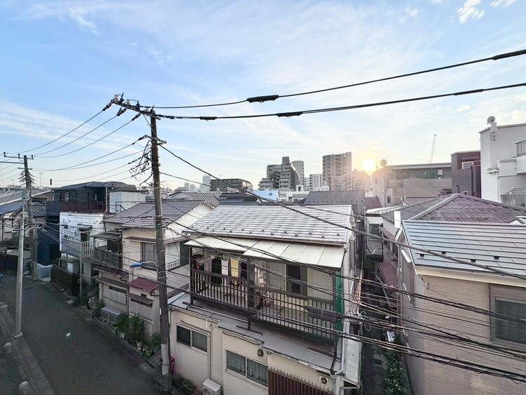 バルコニー 窓を開けると広がる青空。心をリフレッシュして日々を過ごしていきましょう。