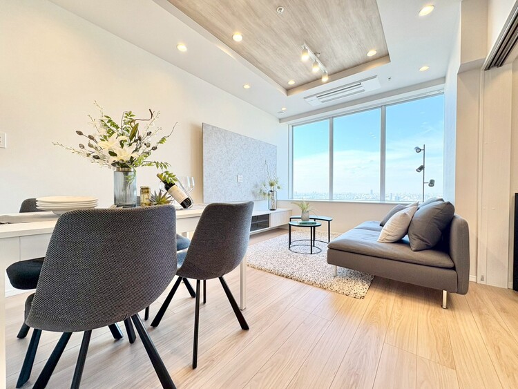 居間 忙しく過ぎゆく日常を置き去るほど、ゆったりした時間が流れるリビング。