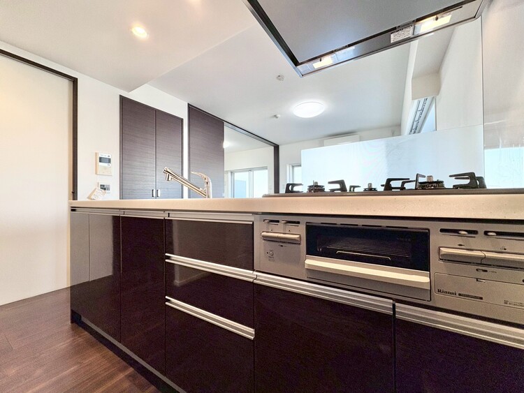 キッチン スマートな意匠と充実の機能を備えたキッチンが、暮らしにおいしい彩りを添えます。