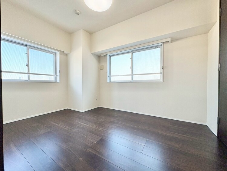 寝室 ベッドも十分に設置するスペースがあります。