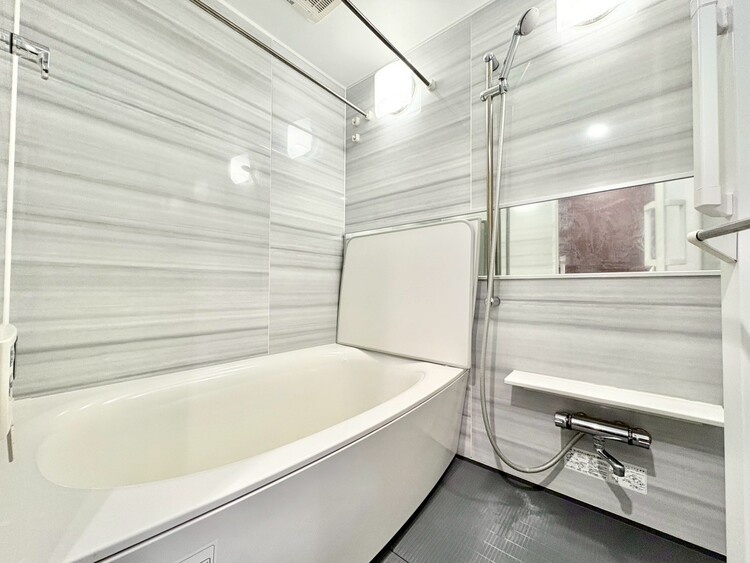 風呂 一日の疲れを癒すバスルームは、心地よいリラックスを叶える清潔感溢れる空間です。