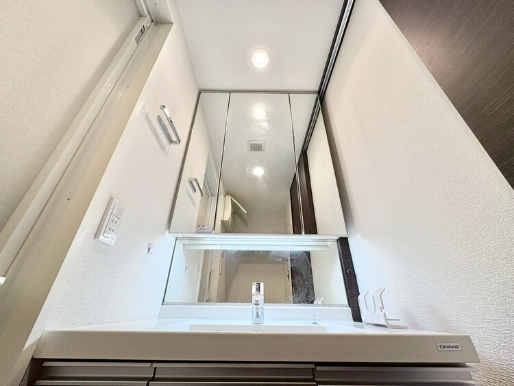 洗面 何かと物が増える場所だからこそ、スッキリと見映えの良い空間に。